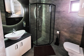 łazienka w domku na wynajem