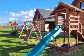 plac zabaw dla dzieci w domkach