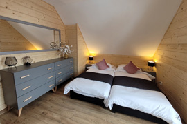 domek z dwoma łóżkami